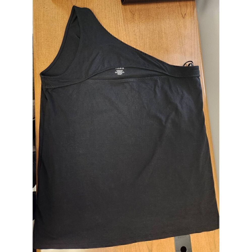 Torrid Black Foxy one shoulder, a symmetrical black top with keyhole design Sz 4